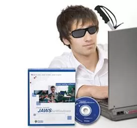 Gözlüklü bir adam dizüstü bilgisayar kullanıyor. Yanında "JAWS for Windows" kutusu ve CD'si var.