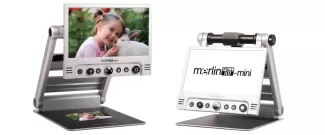 yan yana iki merlin mini, küçük bir kız ve bir tavşanın büyütülmüş fotoğrafı. İkinci merlin mini, katlanmış pozisyonda merlin mini logosunun bulunduğu beyaz ekranı gösterir.