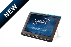 Görüntüde Compact 10 HD, katlanabilir bir stand ile desteklenen bir büyüteç ekranı şeklinde gözüküyor. Ekran, açık renk çerçeveli ve yatay konumda yerleştirilmiş. Alt kısımda metin üzerinde gezinmeye veya ayarlamalar yapmaya yarayan belirgin simgeler bulunuyor. Cihazın ekranındaki yazı tipi büyük ve sarı renkte, siyah arka plan üzerinde görünüyor. Kullanıcı, ekranın dokunmatik olduğunu belirten bir şekilde parmağıyla ekranın altındaki bir simgeye dokunuyor.