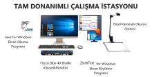 Görüntü, bir bilgisayar çalışma istasyonunu tasvir ediyor. Başlıkta "TAM DONANIMLI ÇALIŞMA İSTASYONU" yazıyor. Sol tarafta Jaws for Windows ekran okuma programı logosu ve ismi yer alıyor. Ortada büyük bir monitör, klavye, fare ve Focus Blue 40 Braille klavye &amp; monitör gösteriliyor. Sağda ZoomText for Windows ekran büyütme programı ile Pearl kameralı okuma sistemi bulunuyor. Bu istasyon, görme engelliler için erişilebilirlik araçları içeriyor.